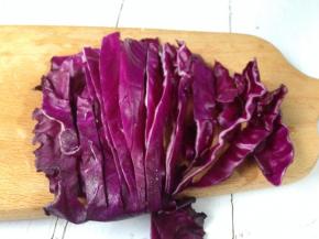 紫甘蓝清洗干净去老梗切成细丝