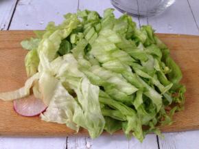 球茎生菜切成细丝