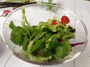 所有食材入碗加入苹果醋、蜂蜜、橄榄油拌匀