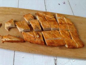 烤好的鸡胸肉切成小块