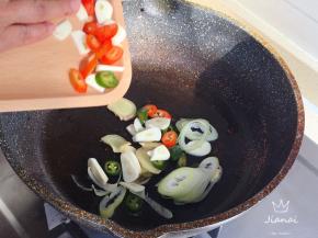 油热后爆香辣椒、葱姜蒜，炒至出香味。