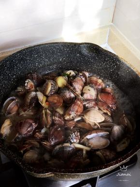 静待蛤蜊爆裂的壮观瞬间吧，期间勤翻动。