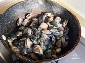 下入蛤蜊翻炒均匀。