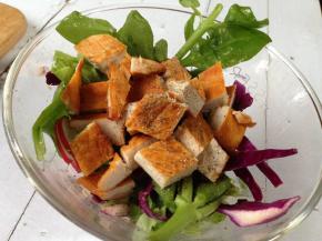 把鸡肉倒入蔬菜中，最后加入黑胡椒碎拌匀即可