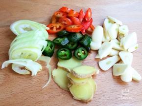 将配料全部切片备用。