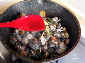 加入花雕酒，继续翻炒片刻。