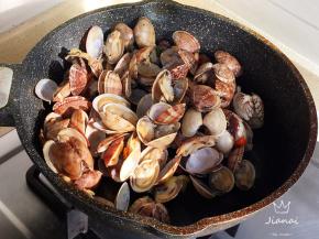 待蛤蜊全部开口即可出锅开吃了。