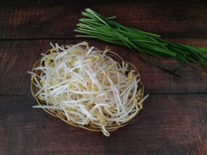 绿豆芽和韭菜准备好