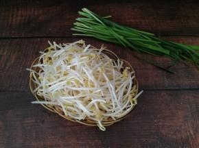 绿豆芽和韭菜准备好