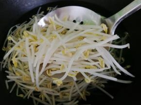 绿豆芽清洗干净，然后过水焯一下，目的是去除一下豆腥味，还有就是炒的时候不会出太多的汤汁