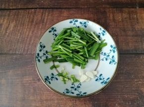 韭菜择干洗净，然后切成小段，葱、蒜切好备用。