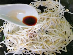 加一勺生抽调味，不要放老抽，颜色太重了。