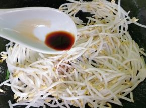 加一勺生抽调味，不要放老抽，颜色太重了。