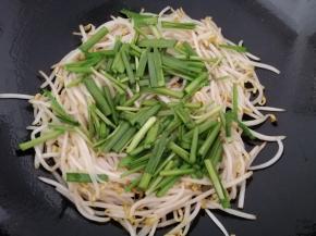 最后放韭菜，因为韭菜大火翻炒几下就会熟，时间长了会炒老了，吃的时候容易塞牙。