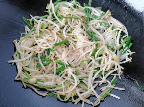 大火快速的翻炒几下，关火出锅即可，因为绿豆芽提前焯过水了，很好熟。