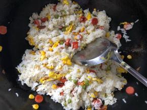 倒入干饭翻炒均匀