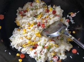 倒入干饭翻炒均匀