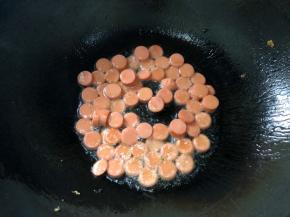 锅中留底油，倒入火腿肠翻炒