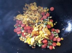 再倒入鸡蛋继续翻炒均匀