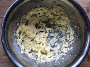 打发至颜色变浅，羽毛状态