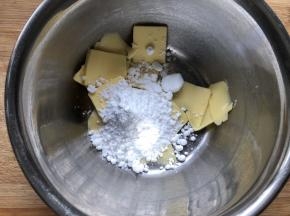 加入糖粉，用电动打蛋器打发