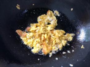 锅中放入油烧至6层熟，倒入鸡蛋翻炒，炒熟后装盘备用