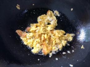 锅中放入油烧至6层熟，倒入鸡蛋翻炒，炒熟后装盘备用