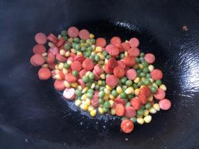 倒入玉米和豌豆（玉米和豌豆提前用水煮熟）