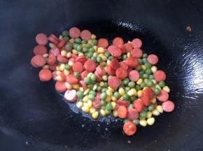 倒入玉米和豌豆（玉米和豌豆提前用水煮熟）