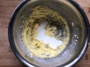 分两次加入淡奶油继续打发