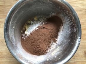 筛入低筋面粉和可可粉