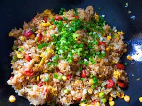 撒上葱花翻炒均匀