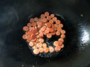 炒至火腿肠变色