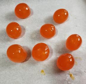 自己敲的咸蛋黄，买包装的也可以，蛋黄酥好不好吃咸蛋黄很重要，哈哈……
        把蛋黄清洗干净，喷点白酒，用160度烘烤8分钟左右，不要烤到油都流掉了哈！