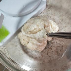 把水油面的材料拌匀，热水70度左右。