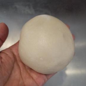 收成光滑的面团，包保鲜膜醒发20分钟左右。天气热的话后面10分钟放冰箱冷藏降温。