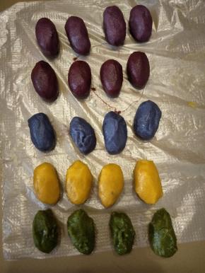 干油酥材料混合揉匀后，分成五等份，每份加
入1g色粉，把它们分别搓匀。每一份彩色油酥
再四等份。
这里的猪油用凝固的猪油，不然油酥会比
较稀。揉完后如果太稀则入冰箱冷藏。