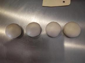 醒发好的水油皮平均分成四份，揉圆。