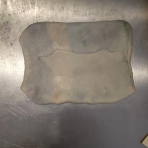 从中间用力均匀的把它擀开，一下一下擀，
要来来回回，不然容易破酥，边上有空气的话
可以拿牙签扎一下把空气放出来。擀开宽度可
以够卷两圈多就可以。