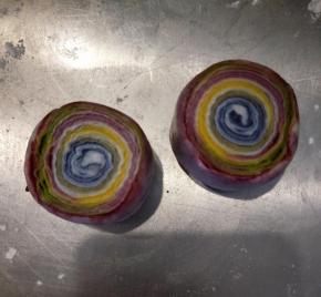 用一把锋利的刀，把面团一切为二。不要压
切，不然面团软切口都粘一起了，就出不来纹
路。我有个面团就被小孩压切了，切口都不见
了，哈哈.
... ..
