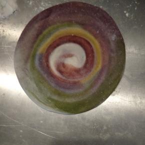 翻面，切面在下，用擀面杖从中心往四周均匀擀薄。大小可以包住馅料即可。