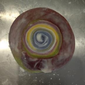 把切口整理一下，用掌心把面团均匀压扁，注意中心要正。