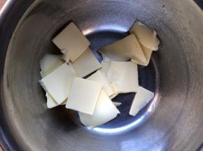 黄油提前拿出软化，软化到能按下手指印即可