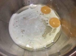 分离鸡蛋，蛋清放入无油无水的盆中，而蛋黄盆中再倒入牛奶、玉米油，用手动打蛋器搅拌直至充分乳化；