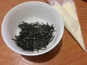 海苔剪碎，沙拉酱装入裱花袋；
