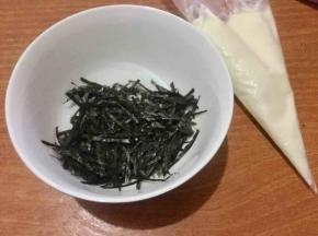 海苔剪碎，沙拉酱装入裱花袋；