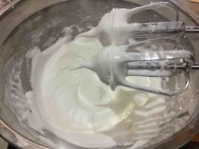 蛋白打发，分3次加入细砂糖，第一次鱼泡眼时，第二次鱼眼泡变细泡，第三次细纹出现，直至蛋白打发至提起有小尖角即可；