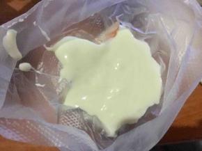 混合好的面糊倒入裱花袋；