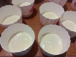 剪开裱花袋，挤入纸杯三分之一左右的面糊；