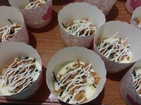 放入适量海苔碎、肉松，挤入沙拉酱；